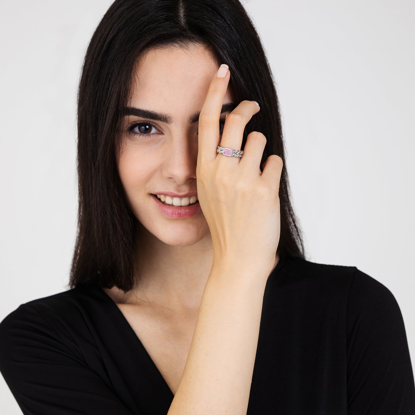 DAMENRING AUS STAHL MIT FUCHSIAFARBENEN KRISTALLEN