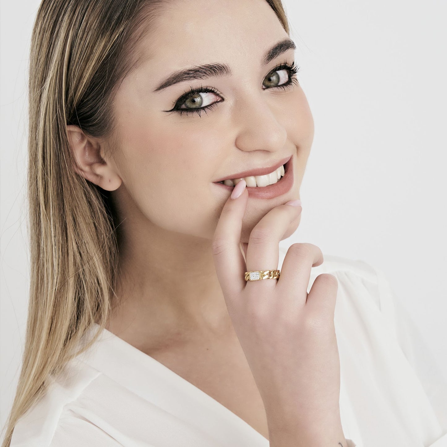 DAMENRING AUS IP-GOLDENEM STAHL MIT WEISSEN KRISTALLEN