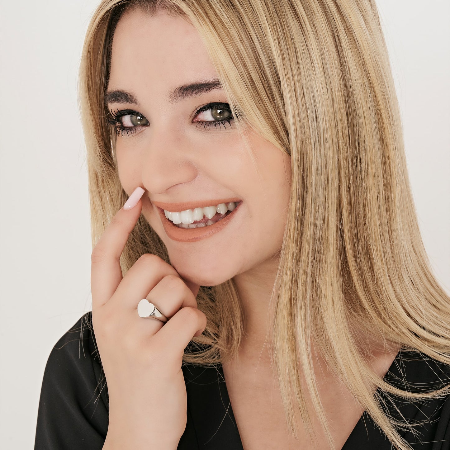 DAMEN-SIEGELRING AUS STAHL MIT HERZ