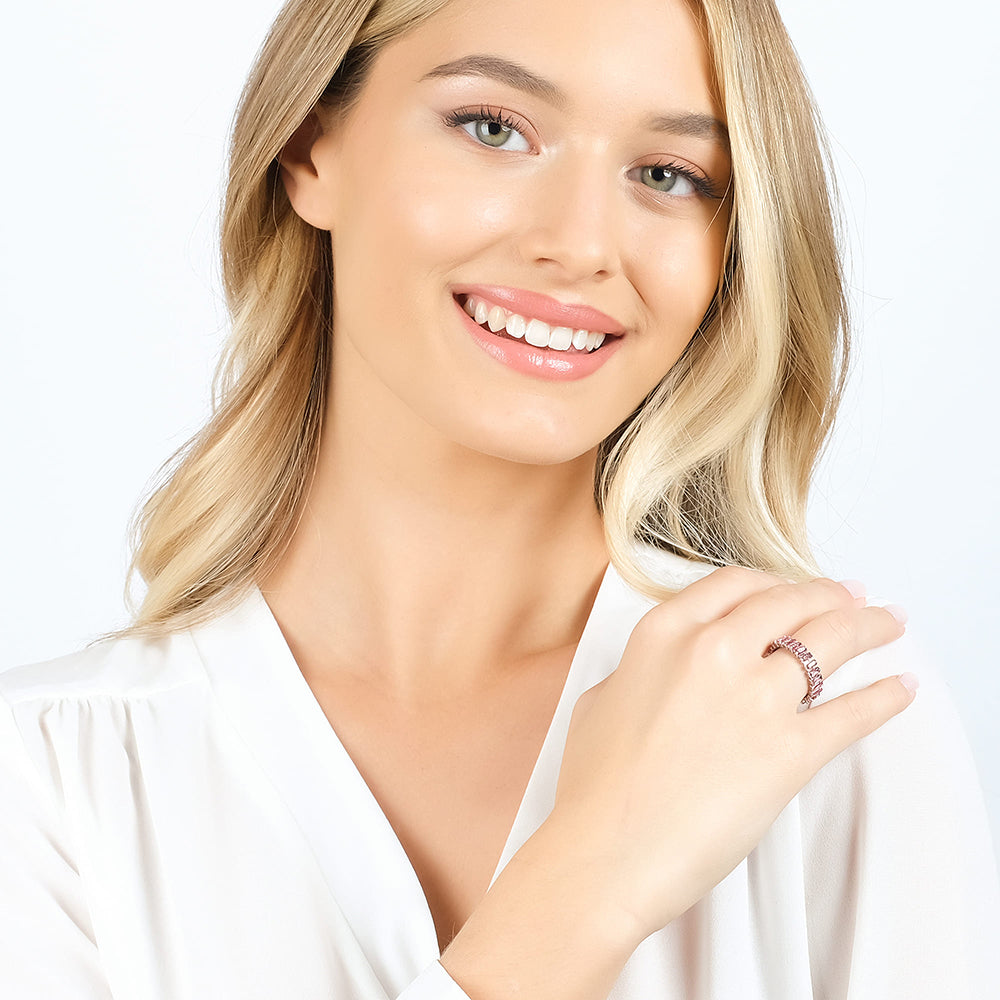 VERSTELLBARER DAMENRING AUS STAHL MIT FUCHSIAFARBENEN KRISTALLEN