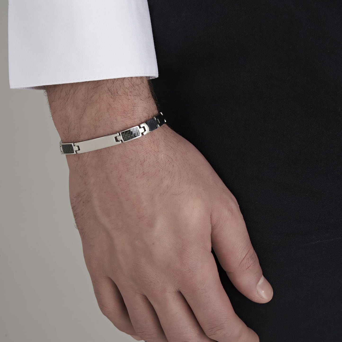 HERRENARMBAND MIT STAHLPLATTE UND SCHWARZEN ELEMENTEN