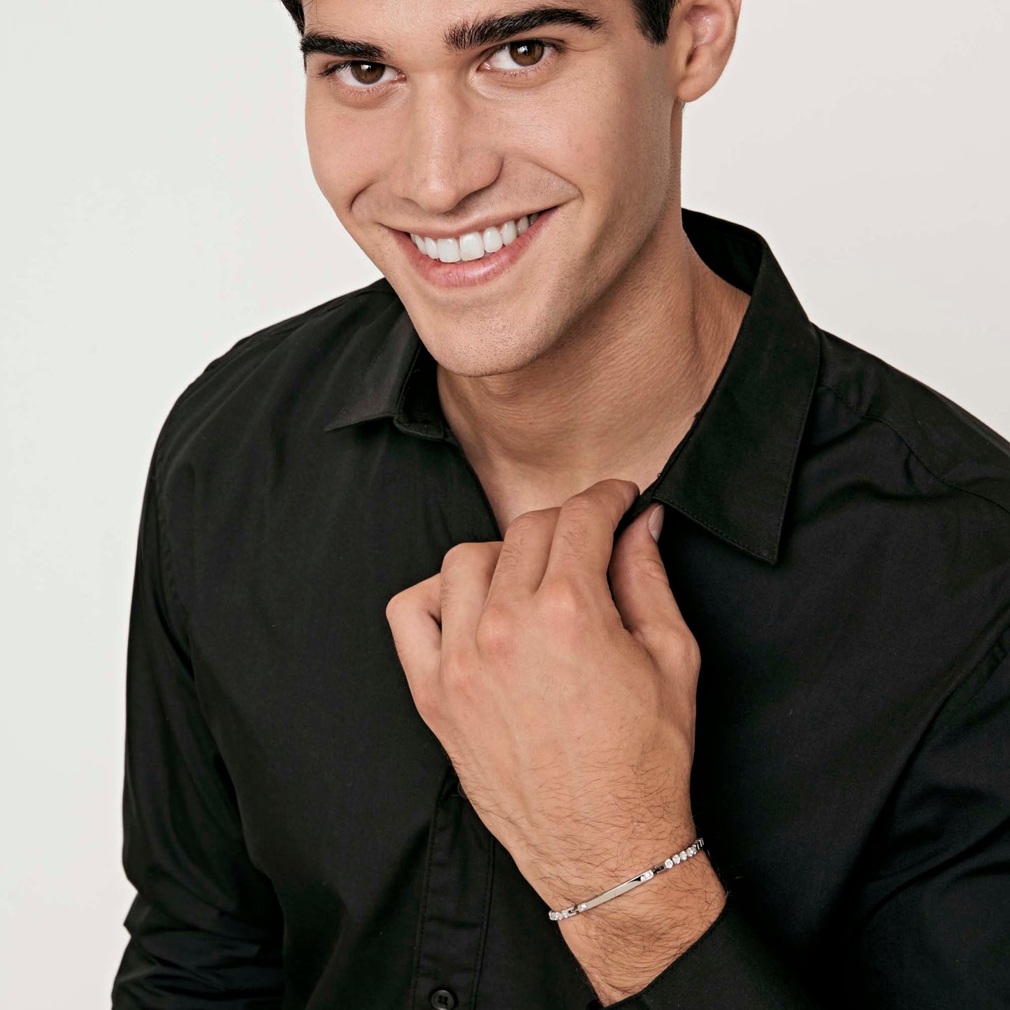 HERRENARMBAND AUS STAHL MIT PLATTE UND WEISSEN KRISTALLEN