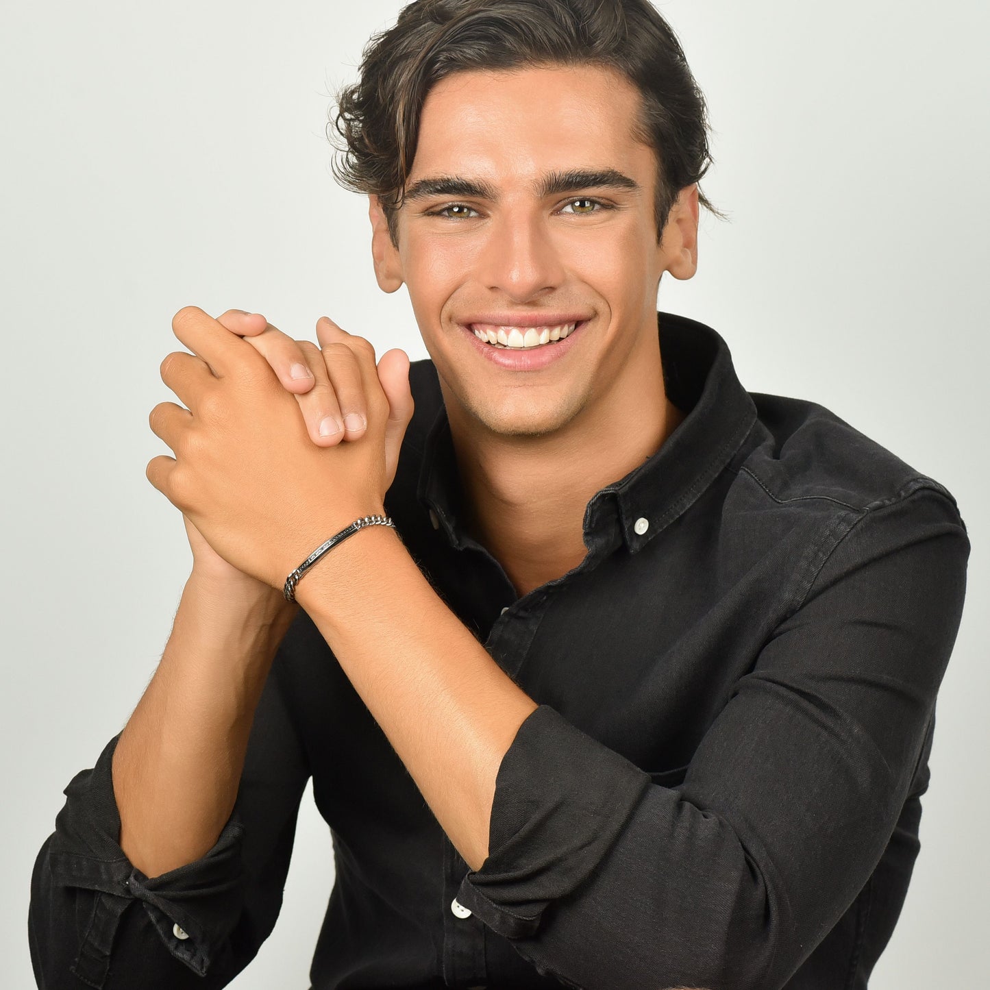 HERRENARMBAND AUS STAHL MIT SCHWARZEM KRISTALLELEMENT