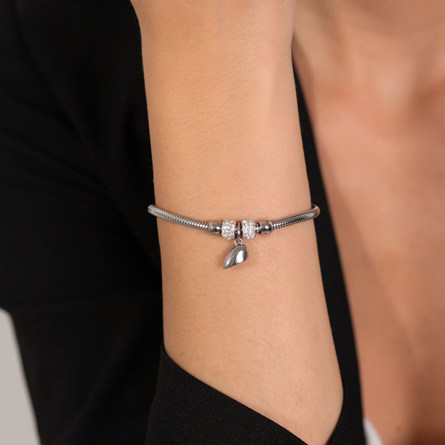 STAHL-PAARARMBÄNDER MIT MAGNETISIERTEM HALBHERZ