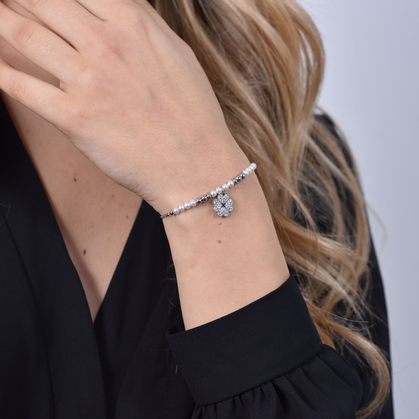 BRACCIALE DONNA IN ACCIAIO CON PERLE SINTETICHE E QUADRIFOGLIO