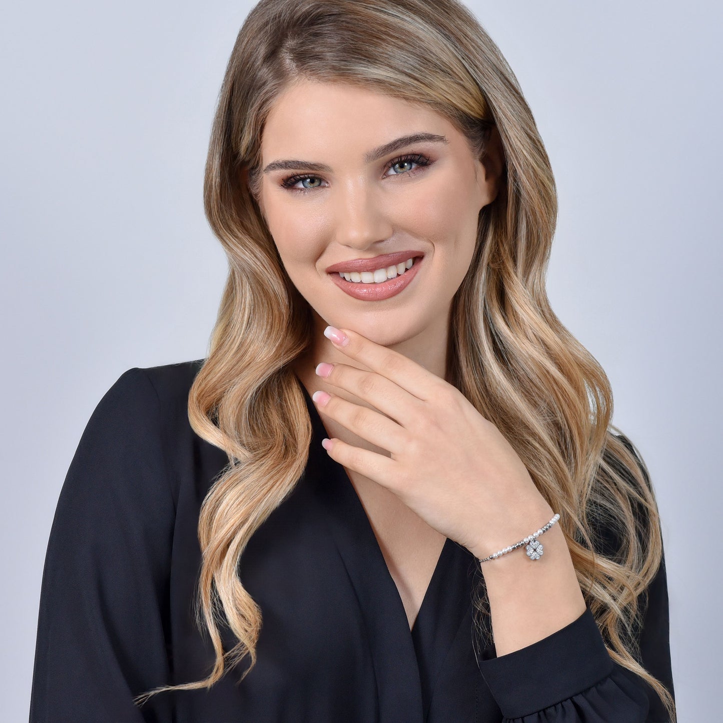 BRACCIALE DONNA IN ACCIAIO CON PERLE SINTETICHE E QUADRIFOGLIO