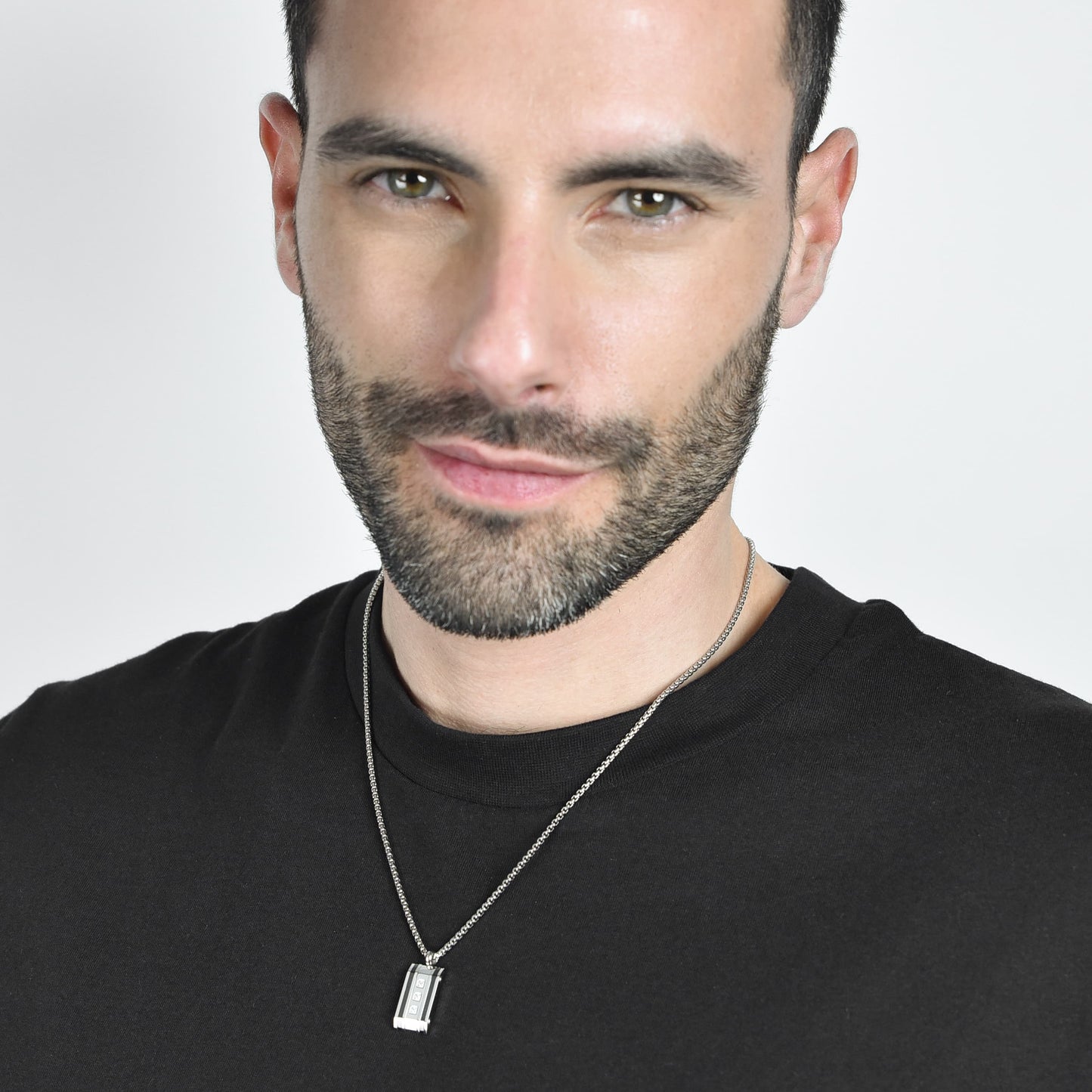 HERRENHALSKETTE AUS STAHL MIT WEISSER KRISTALLPLATTE