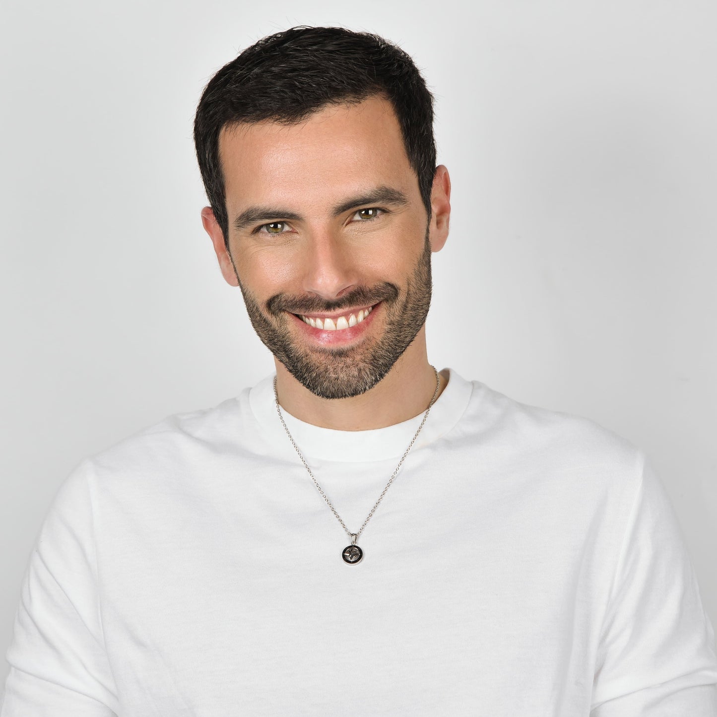 HERRENHALSKETTE AUS STAHL MIT KOMPASSROSE UND SCHWARZER EMAILLE