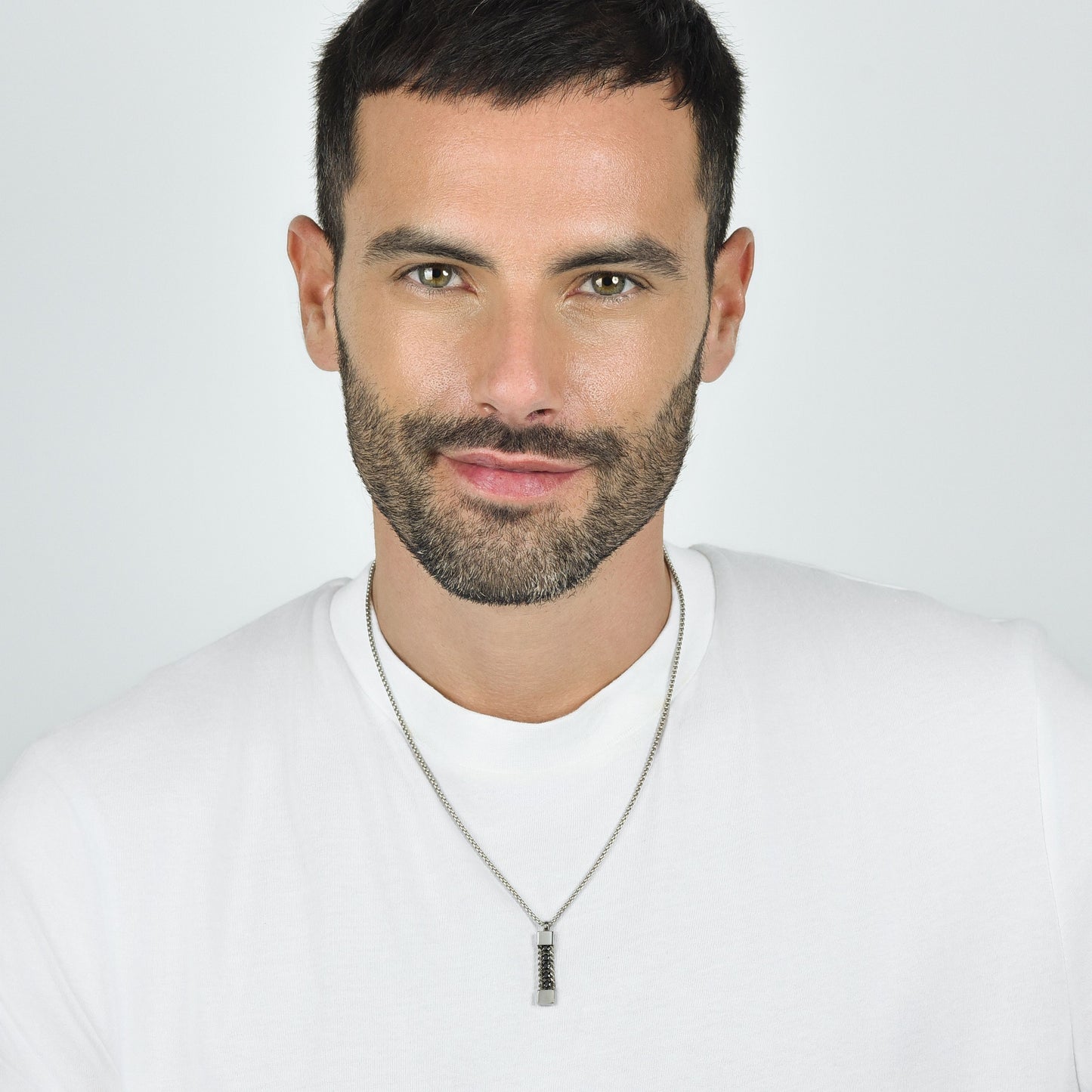 HERRENHALSKETTE AUS STAHL MIT SCHWARZEN KRISTALLEN