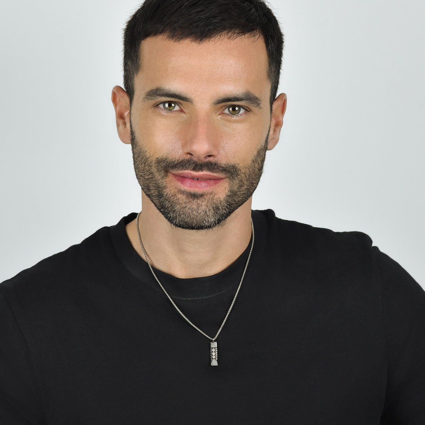 HERRENHALSBAND AUS STAHL MIT WEISSEN KRISTALLEN