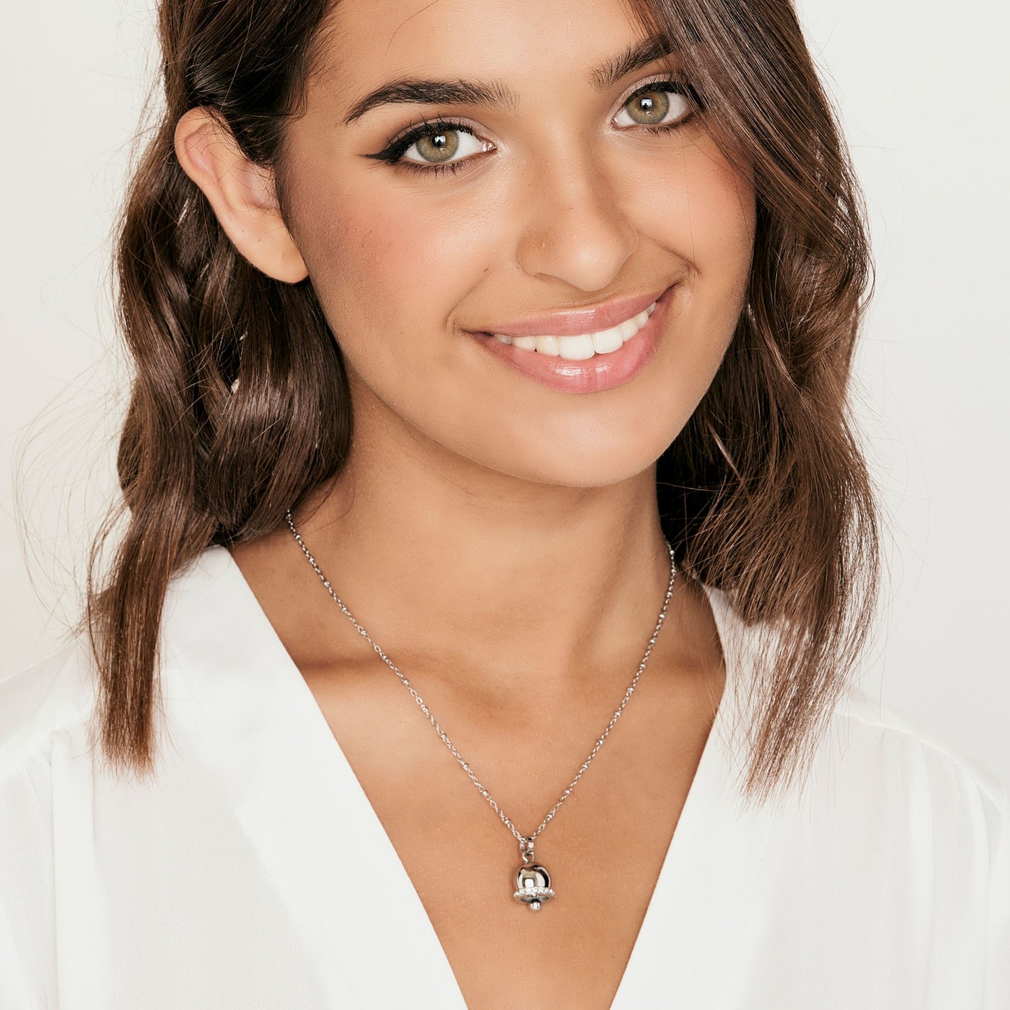 GLOCKENHALSKETTE FÜR FRAUEN AUS STAHL MIT WEISSEN KRISTALLEN