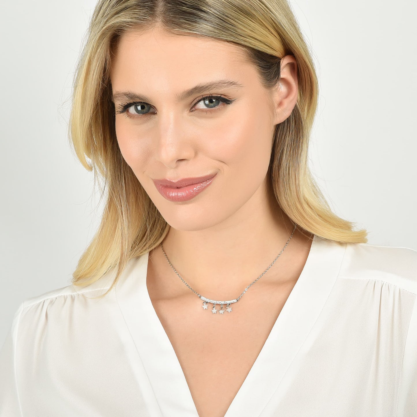DAMENHALSKETTE AUS STAHL MIT STERNANHÄNGERN