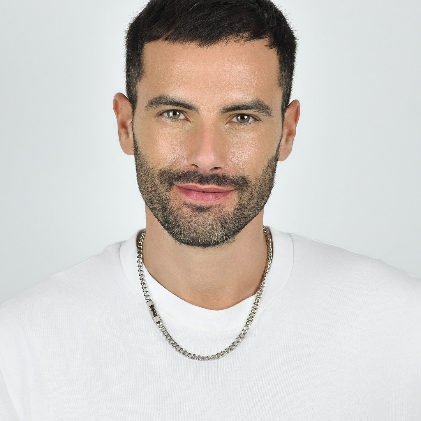 HERRENHALSKETTE AUS STAHL MIT SCHWARZEN KRISTALLEN