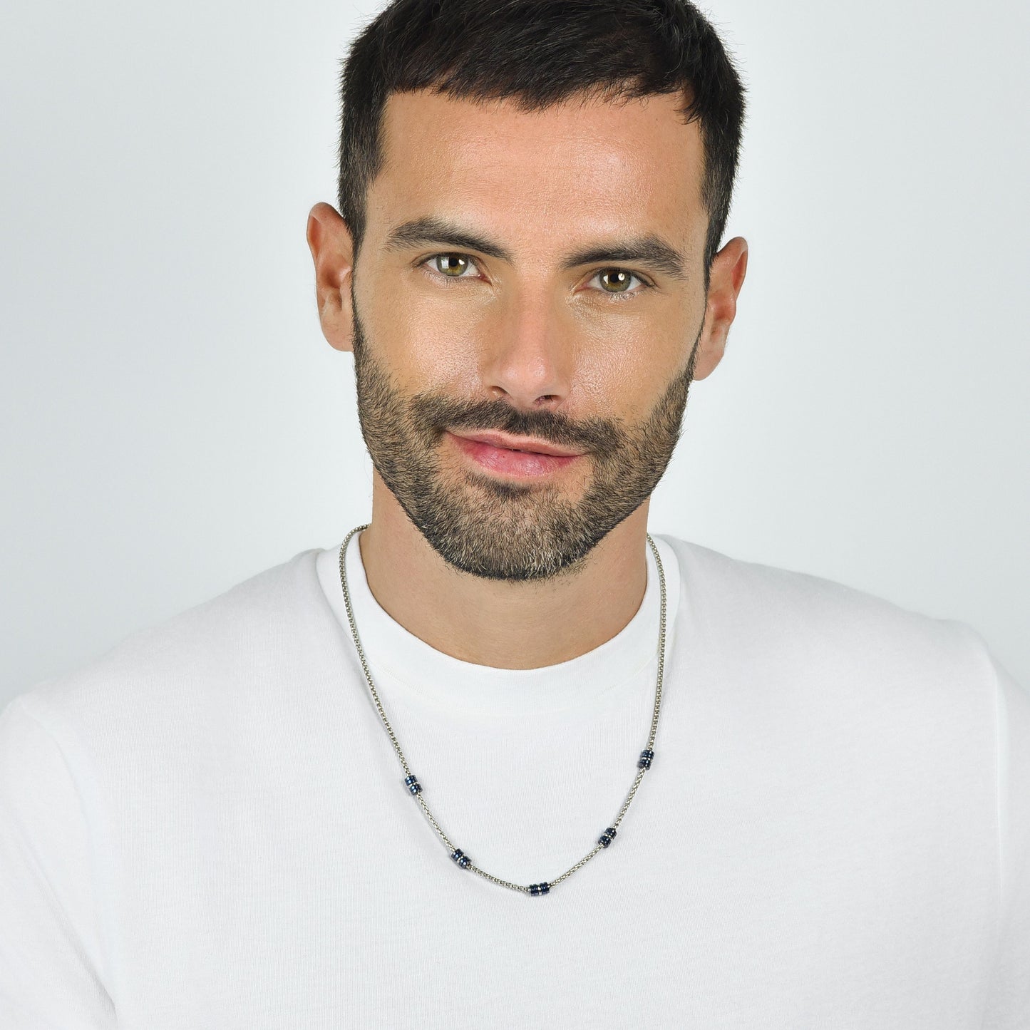 HERRENHALSKETTE AUS STAHL MIT BLAUEN UND SILBERNEN IP-ELEMENTEN