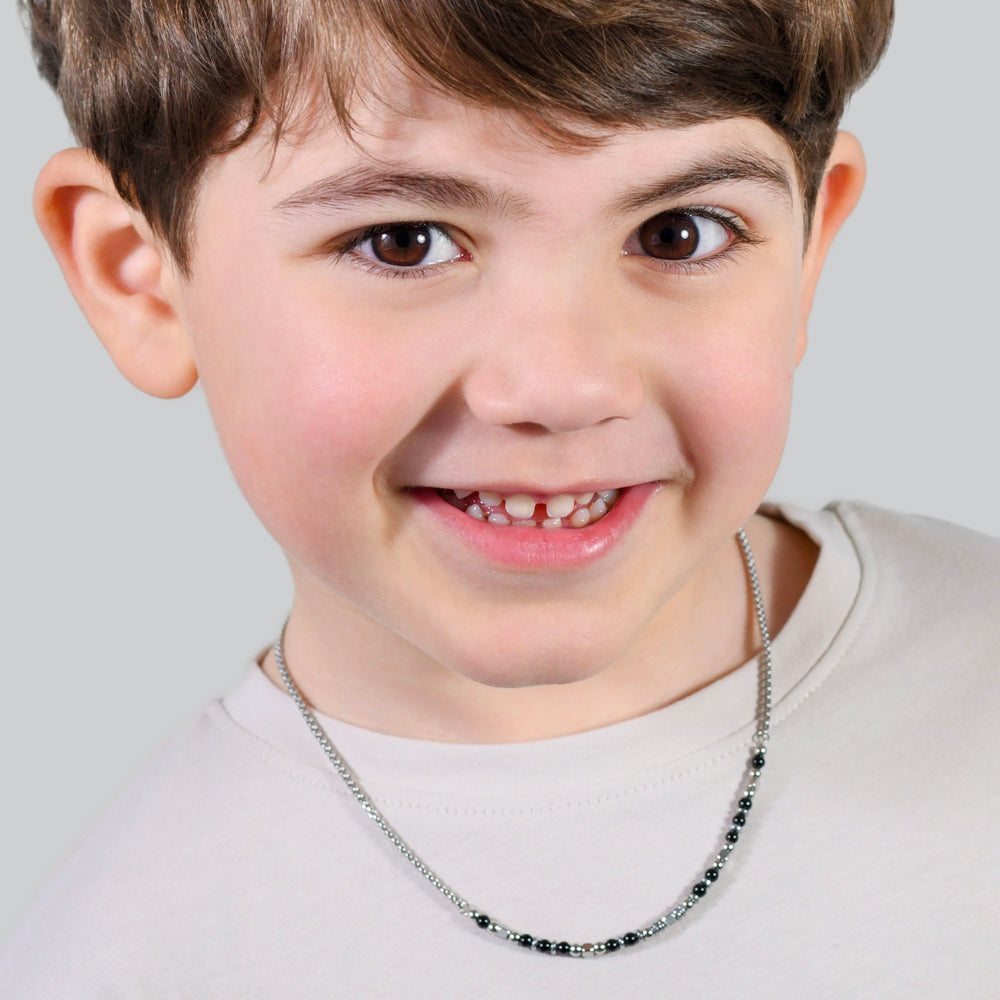 BABYHALSKETTE AUS STAHL MIT SCHWARZEN UND GRAUEN STEINEN