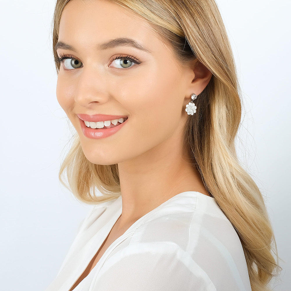 DAMEN-OHRRINGE AUS STAHL MIT VIERBLÄTTRIGEN KLEEBLÄTTERN MIT WEISSEN KRISTALLEN