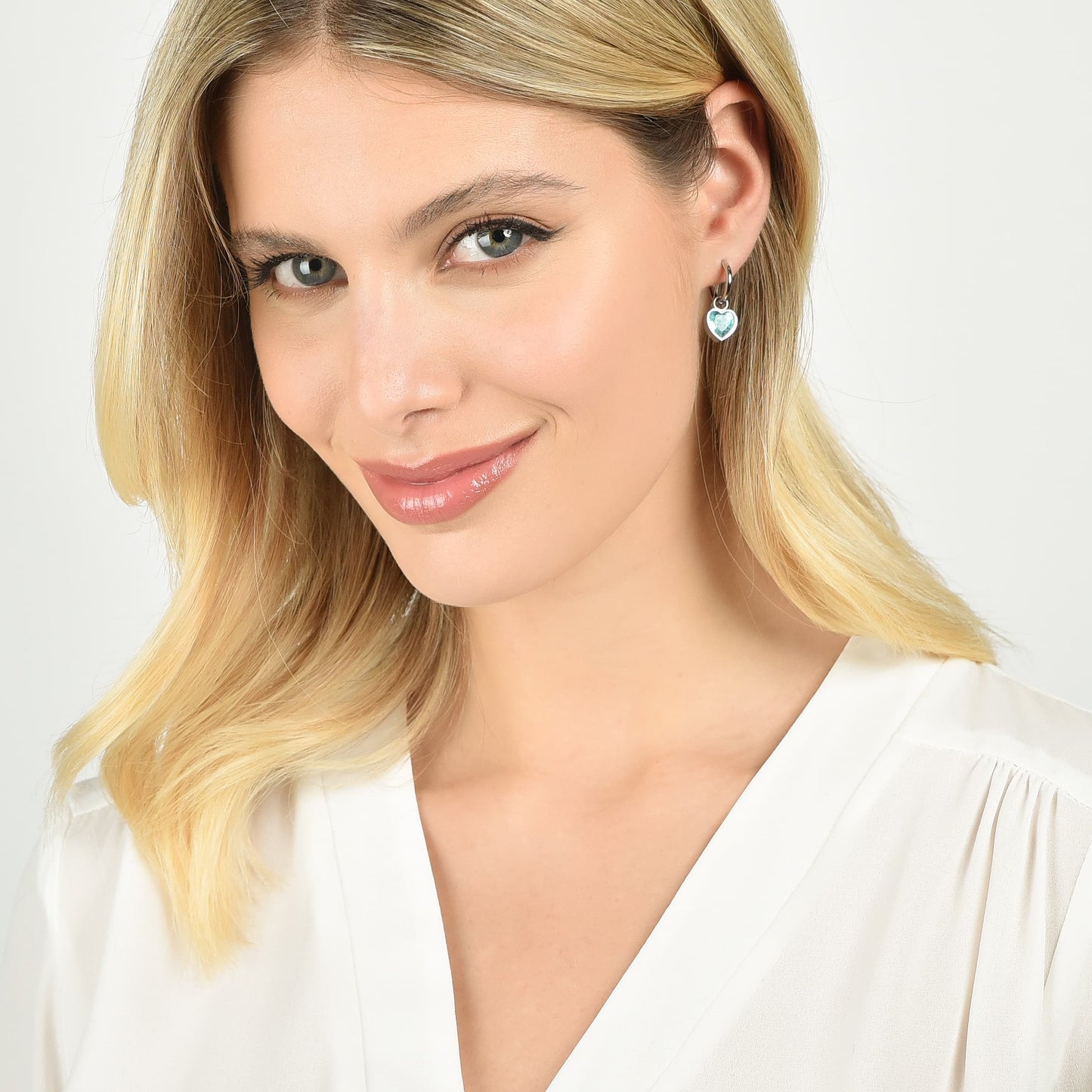 DAMEN-OHRRINGE AUS STAHL MIT HELLBLAUEN HERZPUNKTEN