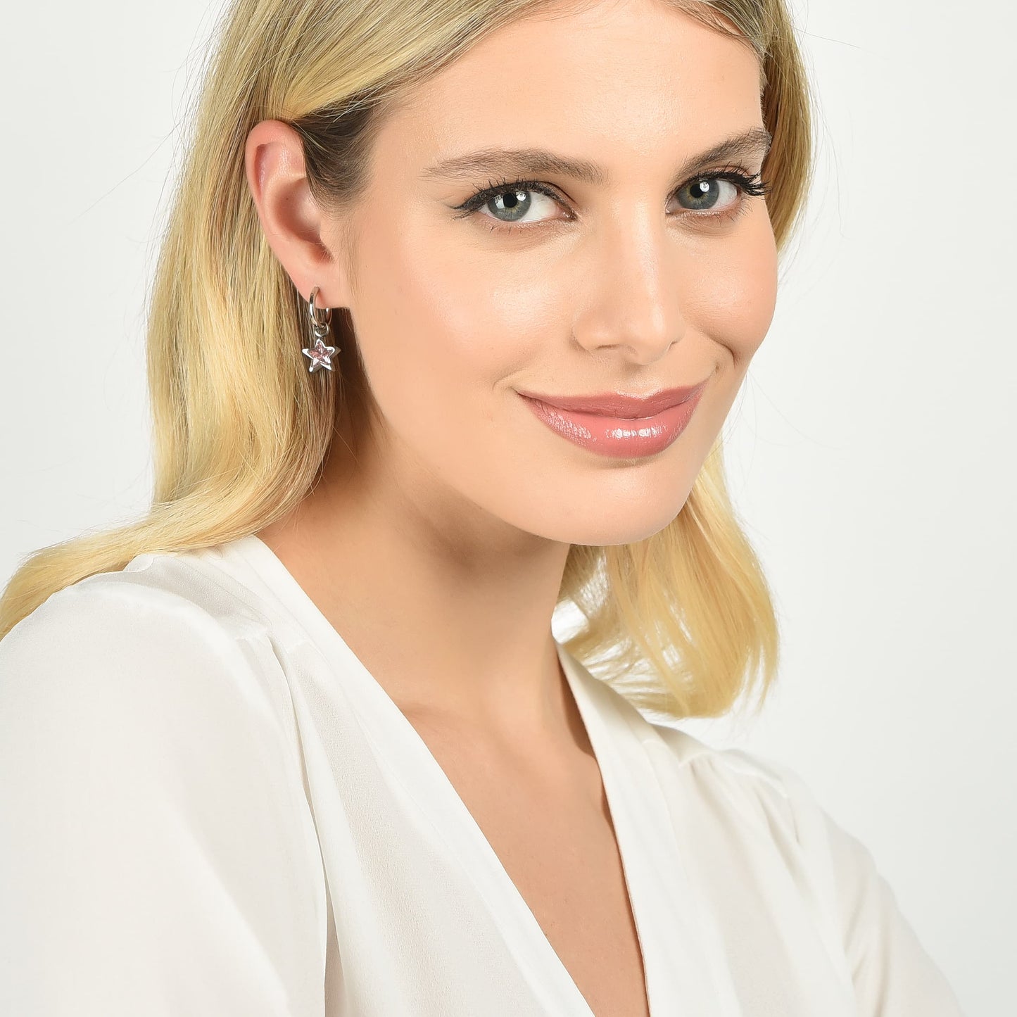 DAMEN-OHRRINGE AUS STAHL MIT ROSAFARBENEN STERN-LICHTPUNKTEN