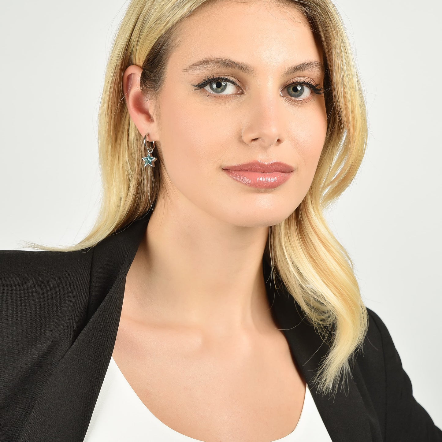 DAMEN-STAHLOHRRINGE MIT BLAUEM STERN UND LICHTPUNKTEN