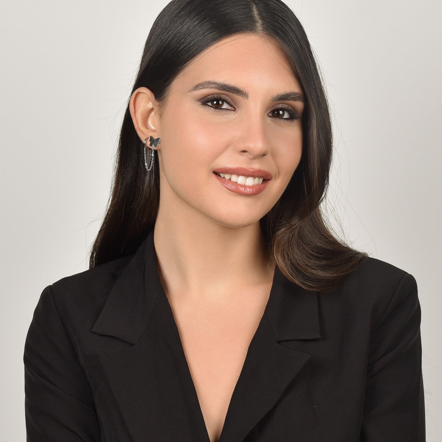 EINE FRAU STAHLOHRRING MIT SCHMETTERLING