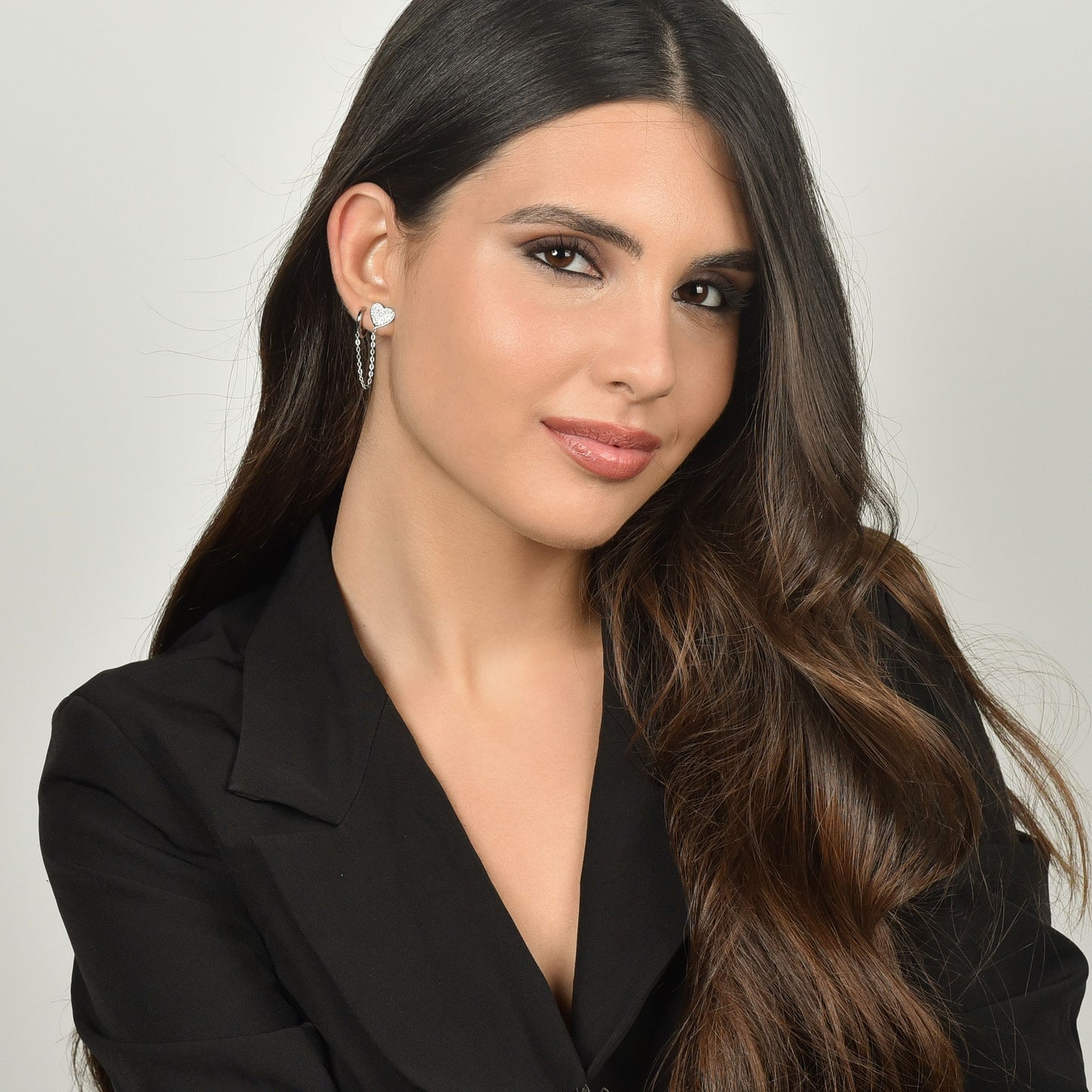 MONOSTAHL DAMENOHRRING MIT HERZ MIT WEISSEN KRISTALLEN