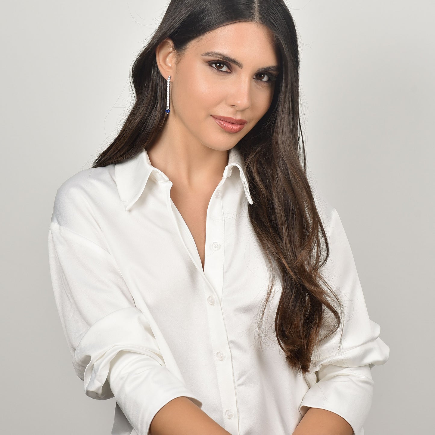 DAMEN TENNISOHRRINGE AUS STAHL MIT WEISSEN KRISTALLEN UND BLAUEN KRISTALLHERZEN