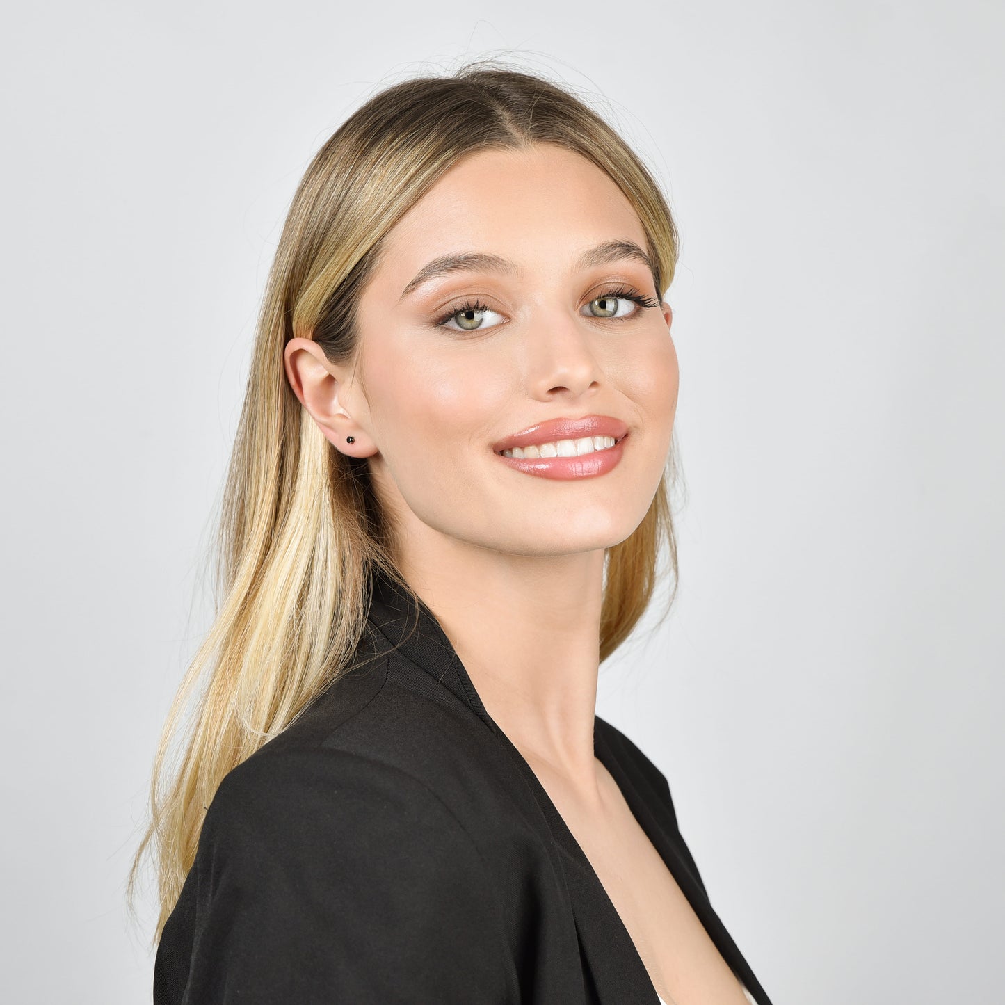 SPOTLIGHT-OHRRINGE AUS STAHL MIT SCHWARZEM KRISTALL