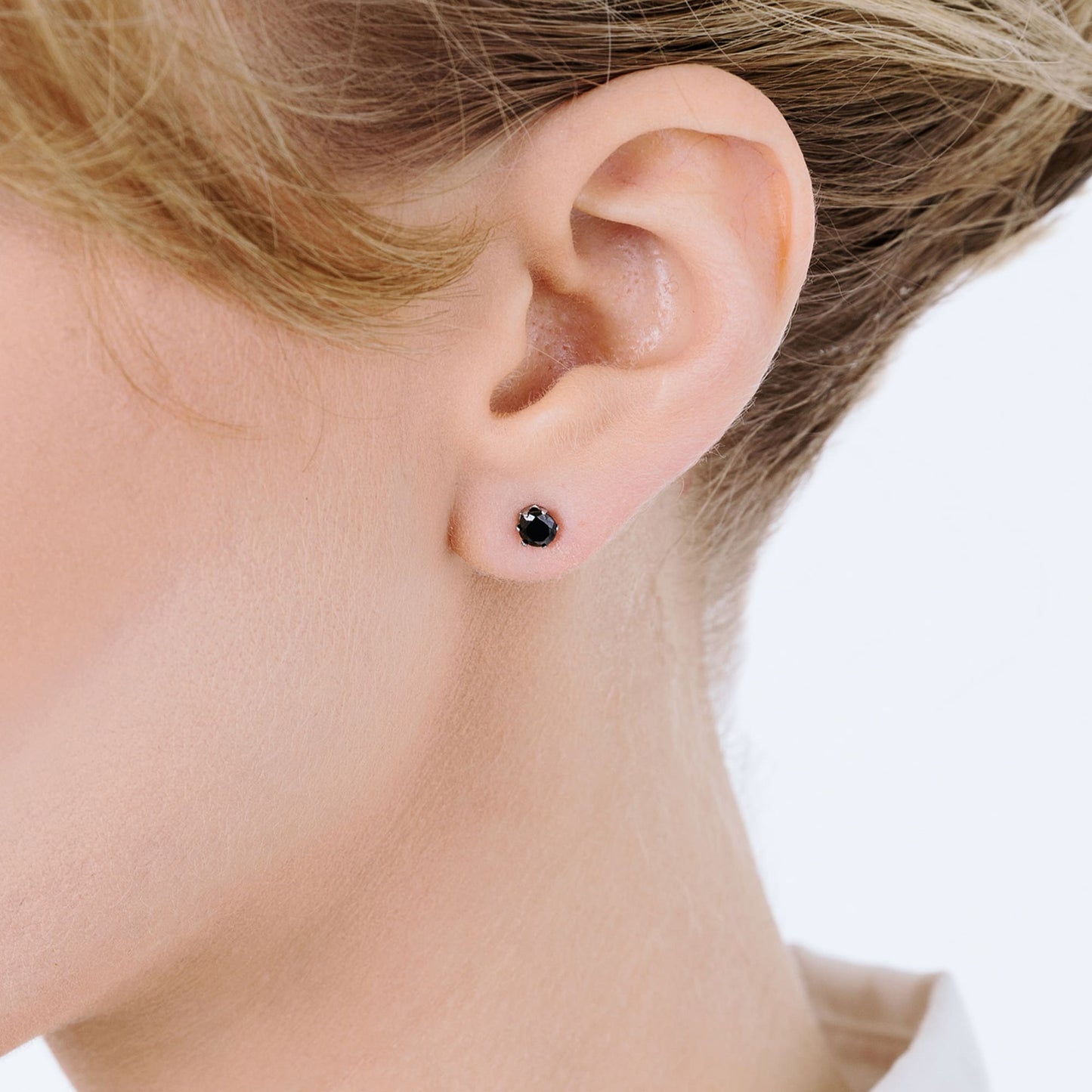 SPOTLIGHT-OHRRINGE AUS STAHL MIT SCHWARZEM KRISTALL