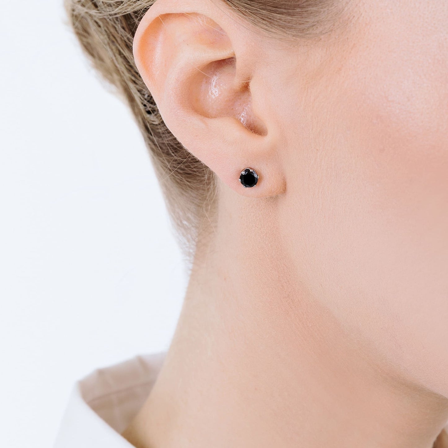 SPOTLIGHT-OHRRINGE AUS STAHL MIT SCHWARZEM KRISTALL