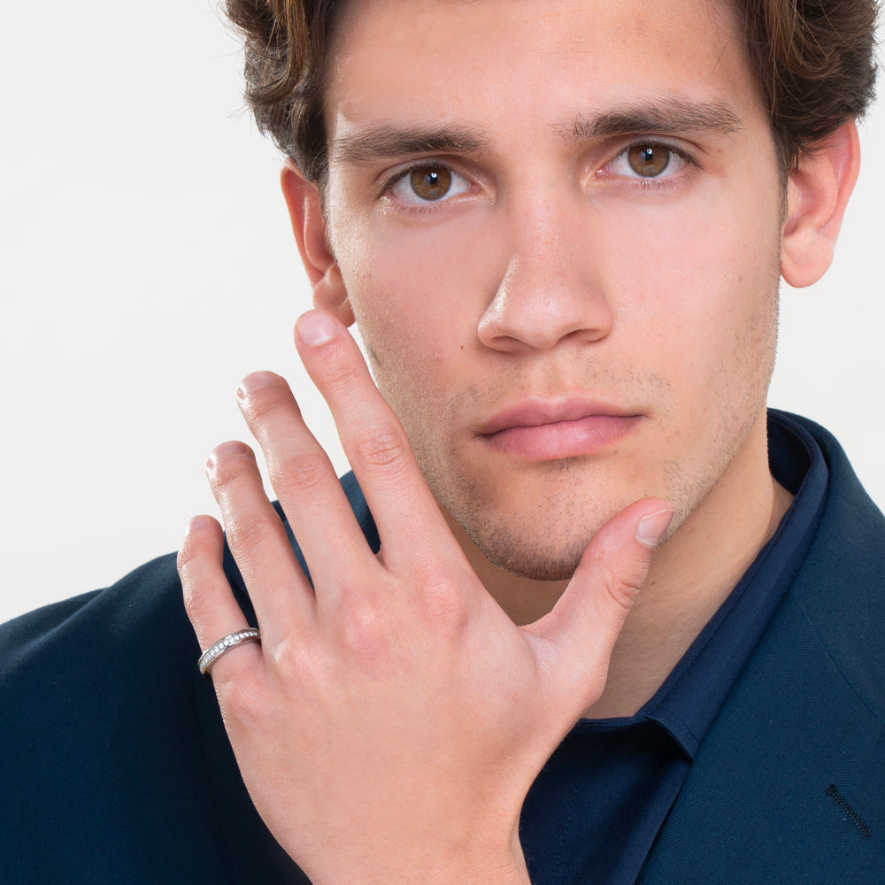 HERREN- UND DAMENRING AUS STAHL MIT WEISSEN KRISTALLEN