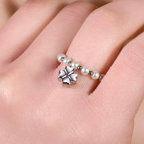 ANELLO DONNA IN ACCIAIO CON PERLE SINTETICHE BIANCHE E QUADRIFOGLIO