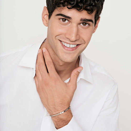 HERRENARMBAND AUS STAHL MIT SCHWARZER PLATTE UND KRISTALLEN