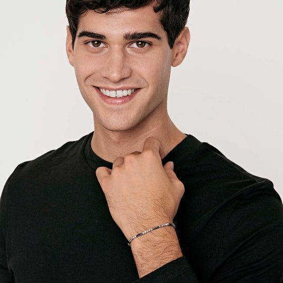 HERREN-STAHLARMBAND MIT SILBERNEN HÄMATIT- UND GRAUEN ELEMENTEN