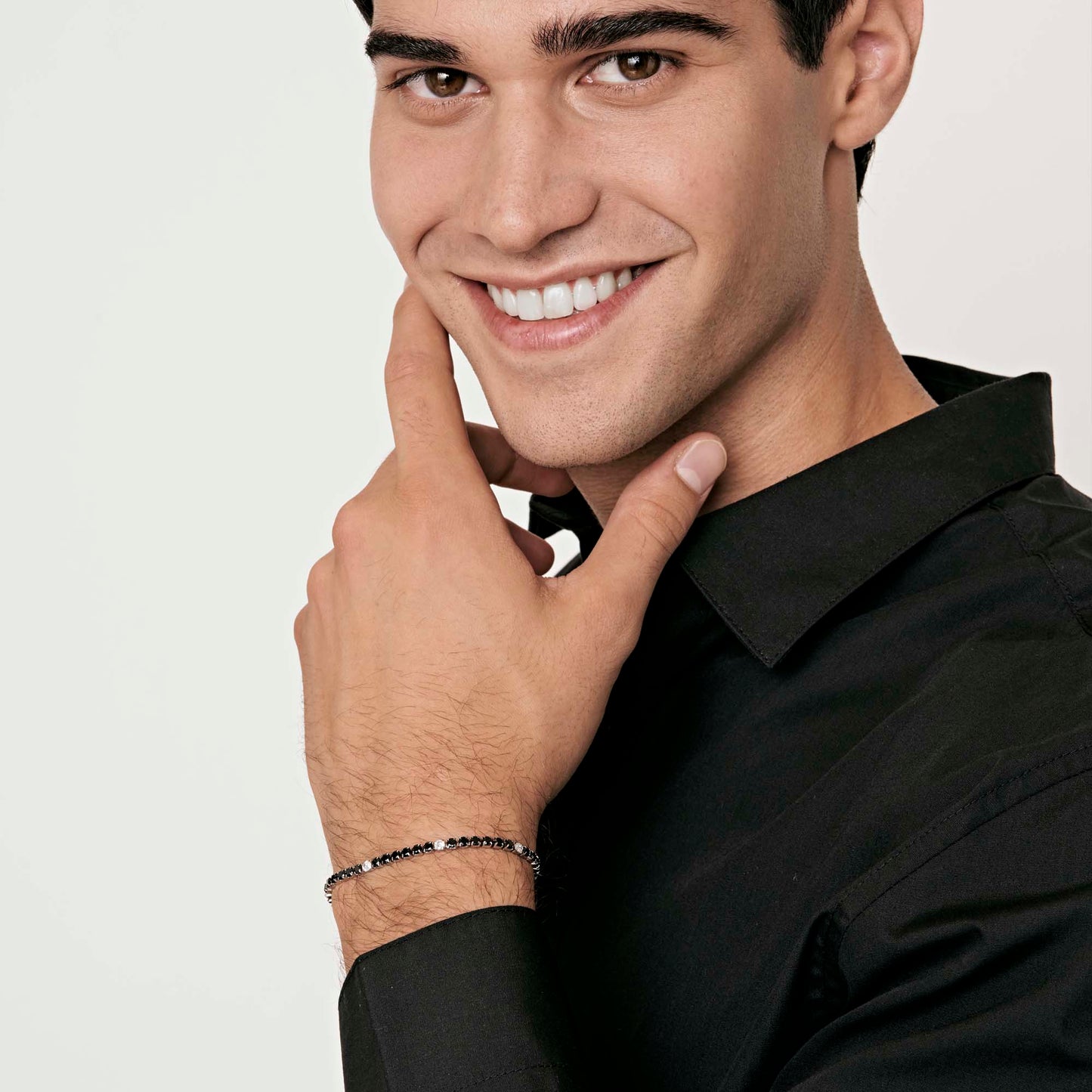 HERREN-TENNISARMBAND AUS STAHL MIT SCHWARZEN UND WEISSEN KRISTALLEN