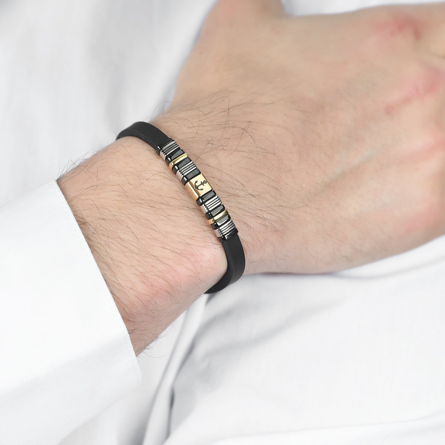 HERRENARMBAND AUS SCHWARZEM SILIKON MIT IP-GOLDENEN UND SCHWARZEN STAHLELEMENTEN MIT ANKER