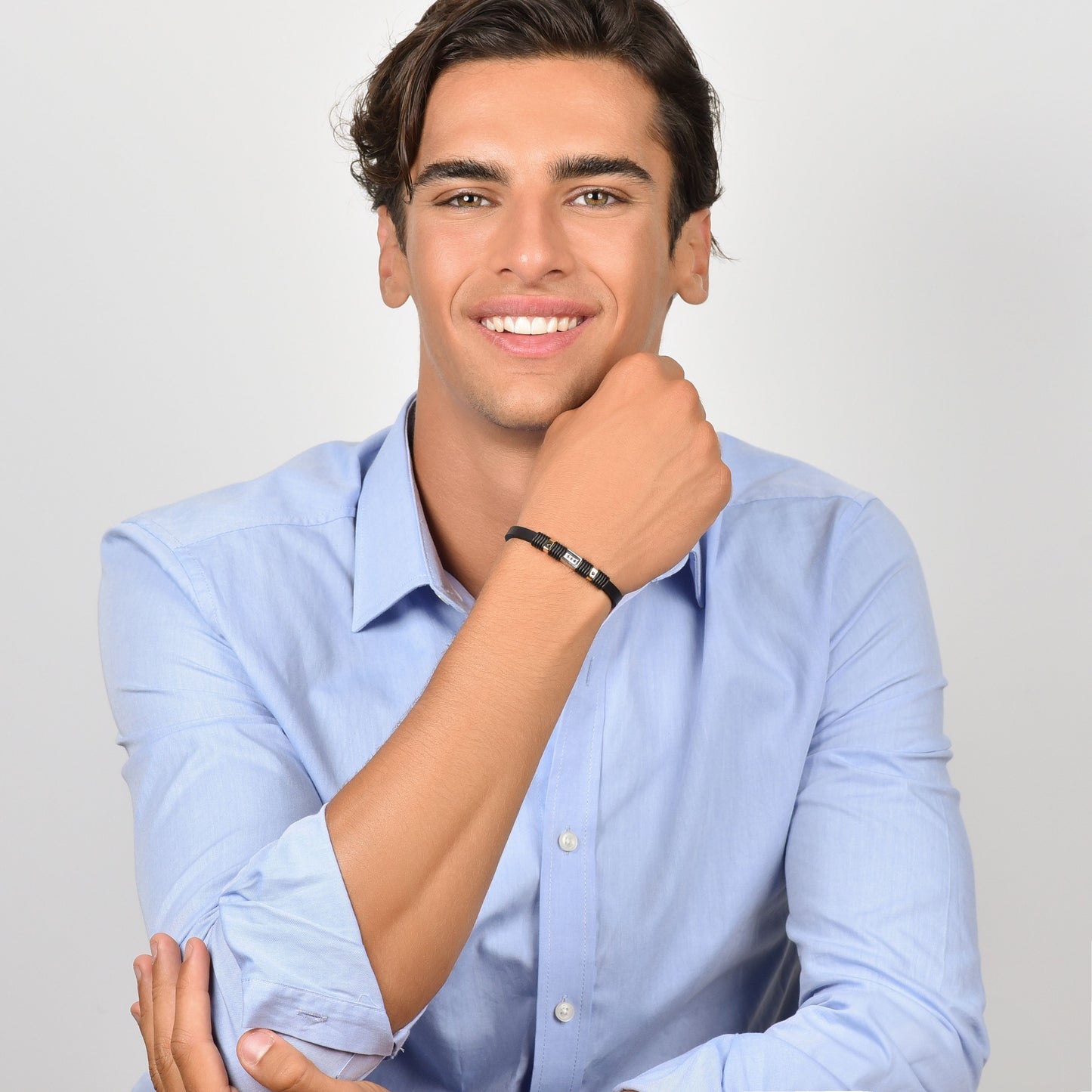 HERRENARMBAND AUS SCHWARZEM SILIKON MIT IP SCHWARZ UND IP GOLD STAHLELEMENTEN