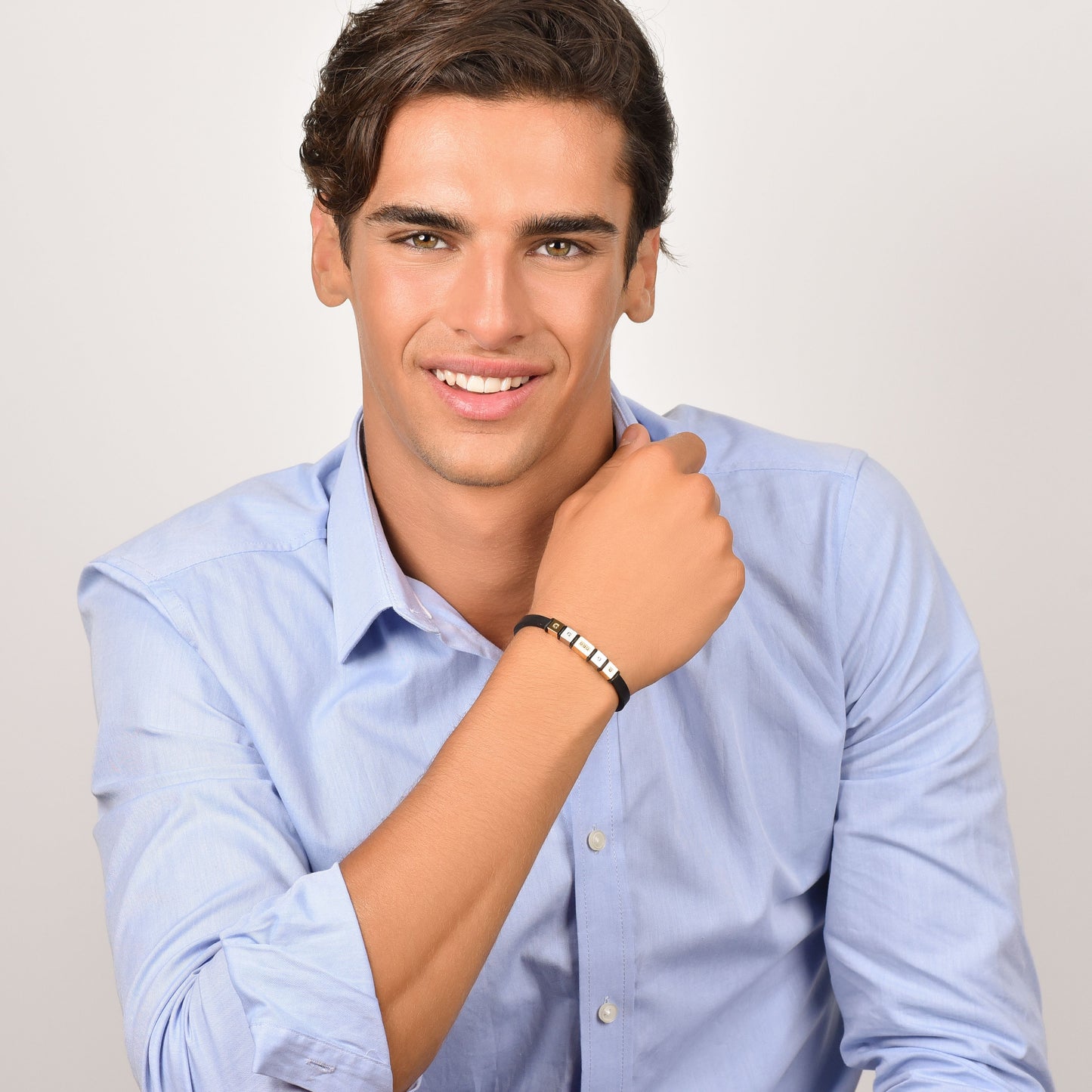 HERRENARMBAND AUS SCHWARZEM SILIKON MIT IP-GOLDENEN STAHLELEMENTEN