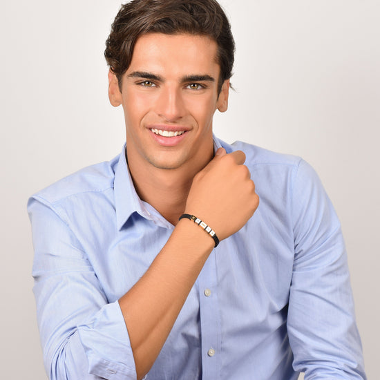 HERRENARMBAND AUS SCHWARZEM SILIKON MIT IP-GOLDENEN STAHLELEMENTEN