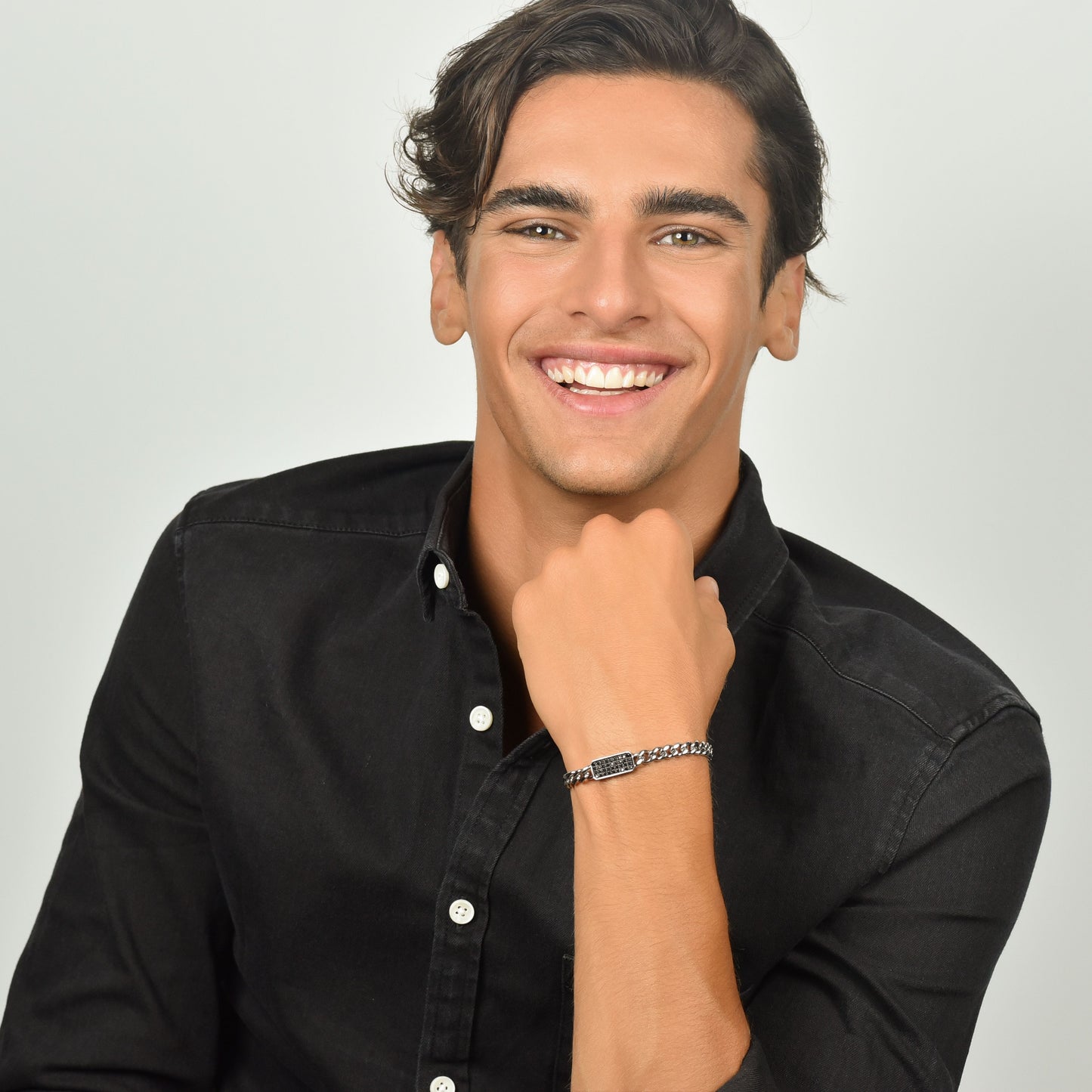 HERRENARMBAND AUS STAHL MIT SCHWARZEM KRISTALLELEMENT