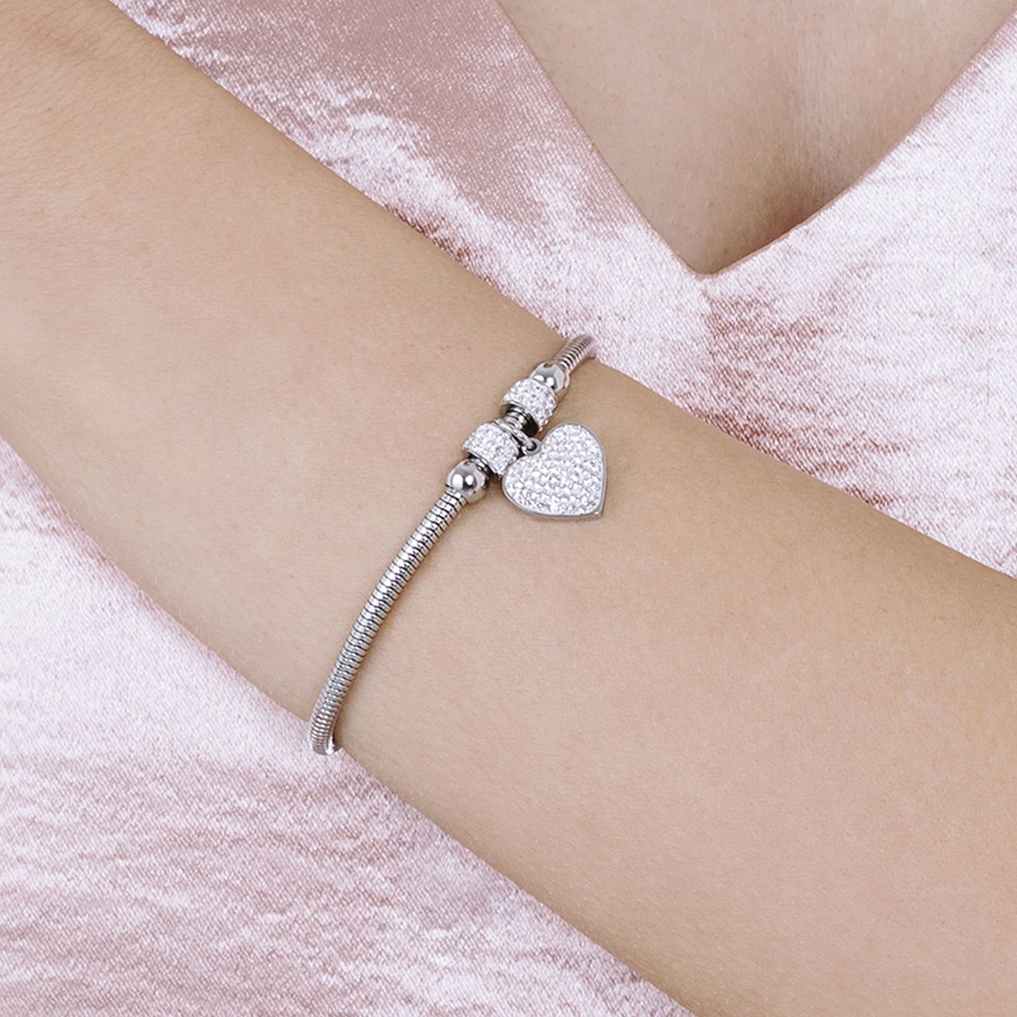 DAMENARMBAND AUS STAHL MIT HERZ UND WEISSEN KRISTALLEN
