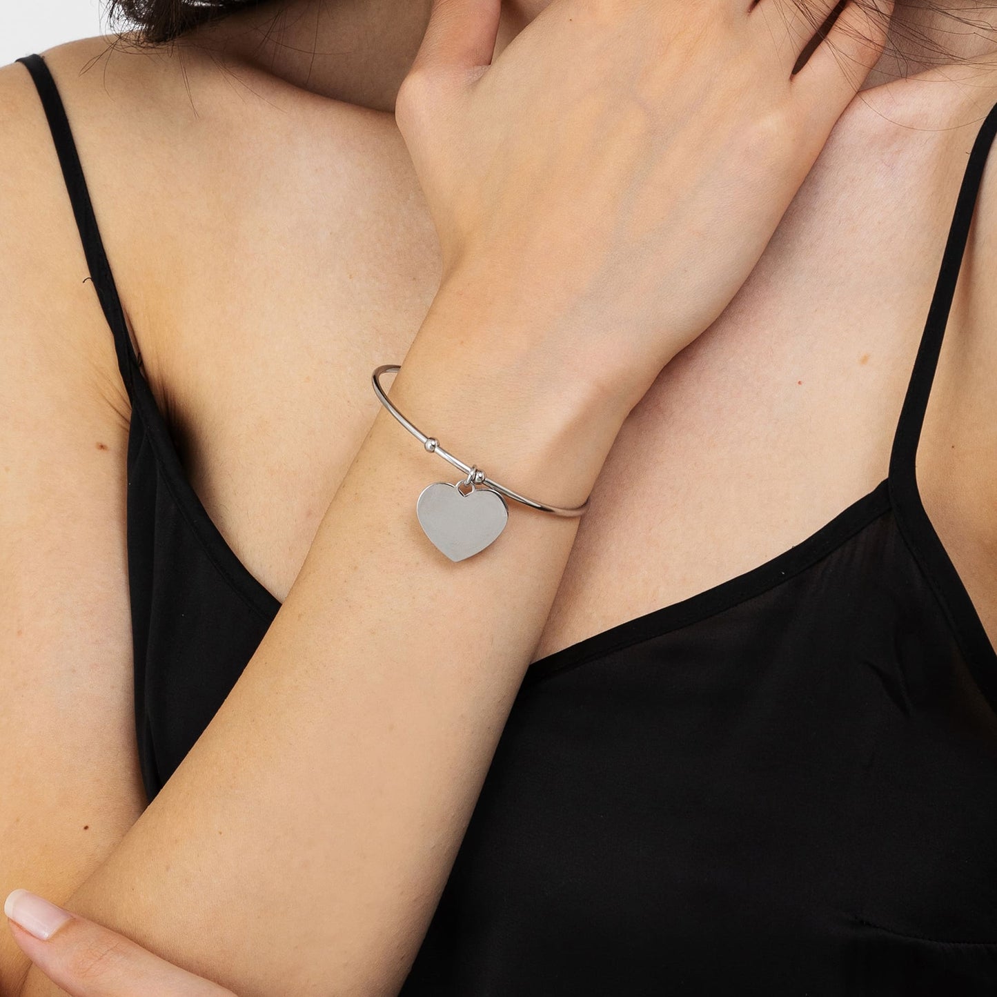 PERSONALISIERTES HERZARMBAND AUS STAHL FÜR FRAUEN