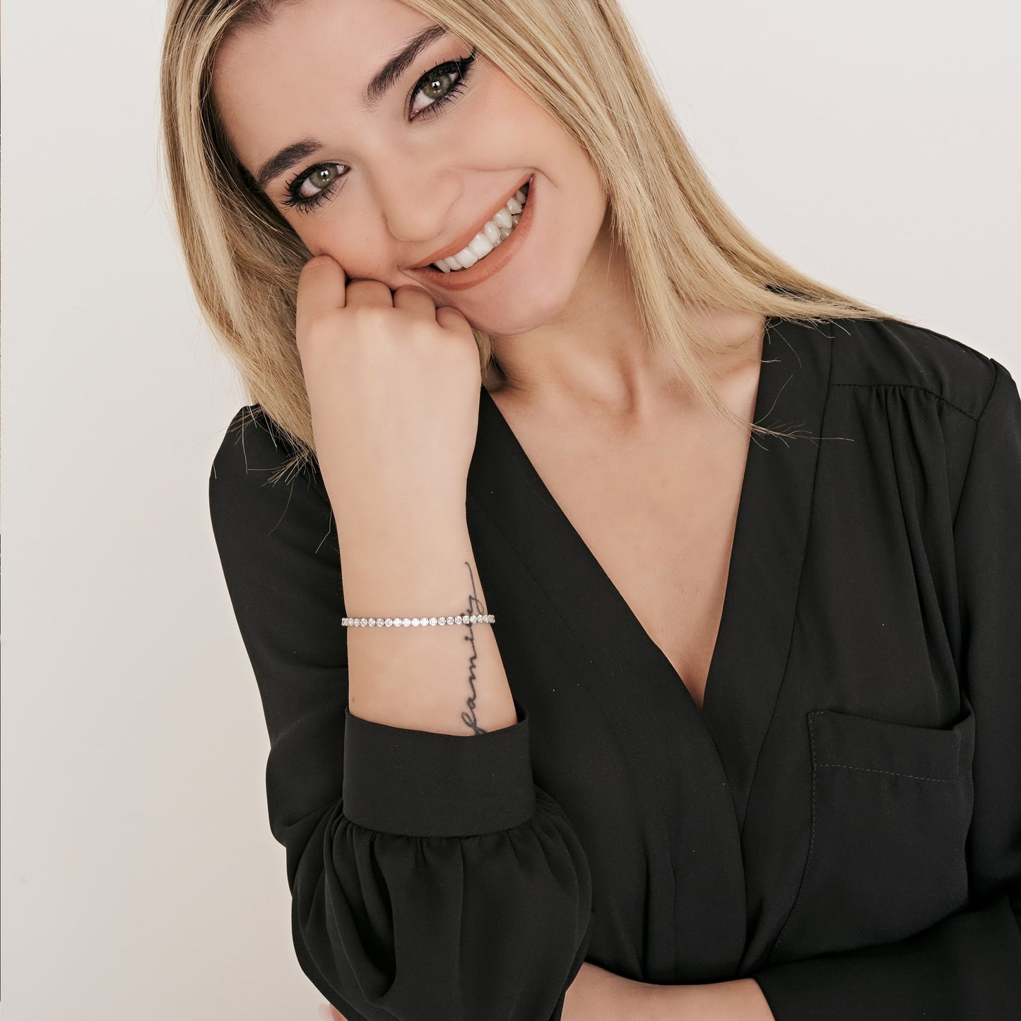 DAMEN-TENNISARMBAND AUS STAHL MIT WEISSEN KRISTALLEN