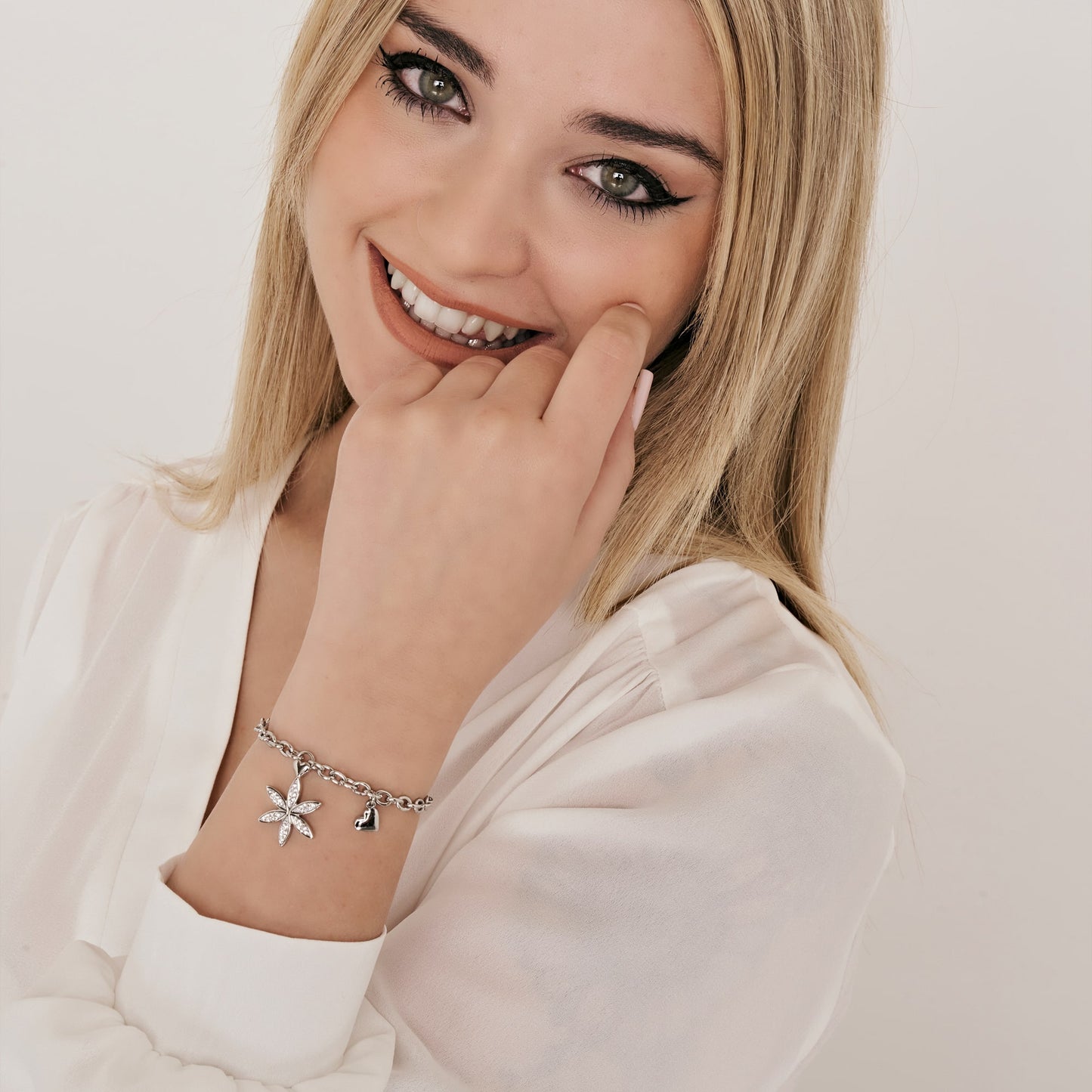 DAMENARMBAND AUS STAHL MIT BLUME DES LEBENS MIT WEISSEN KRISTALLEN