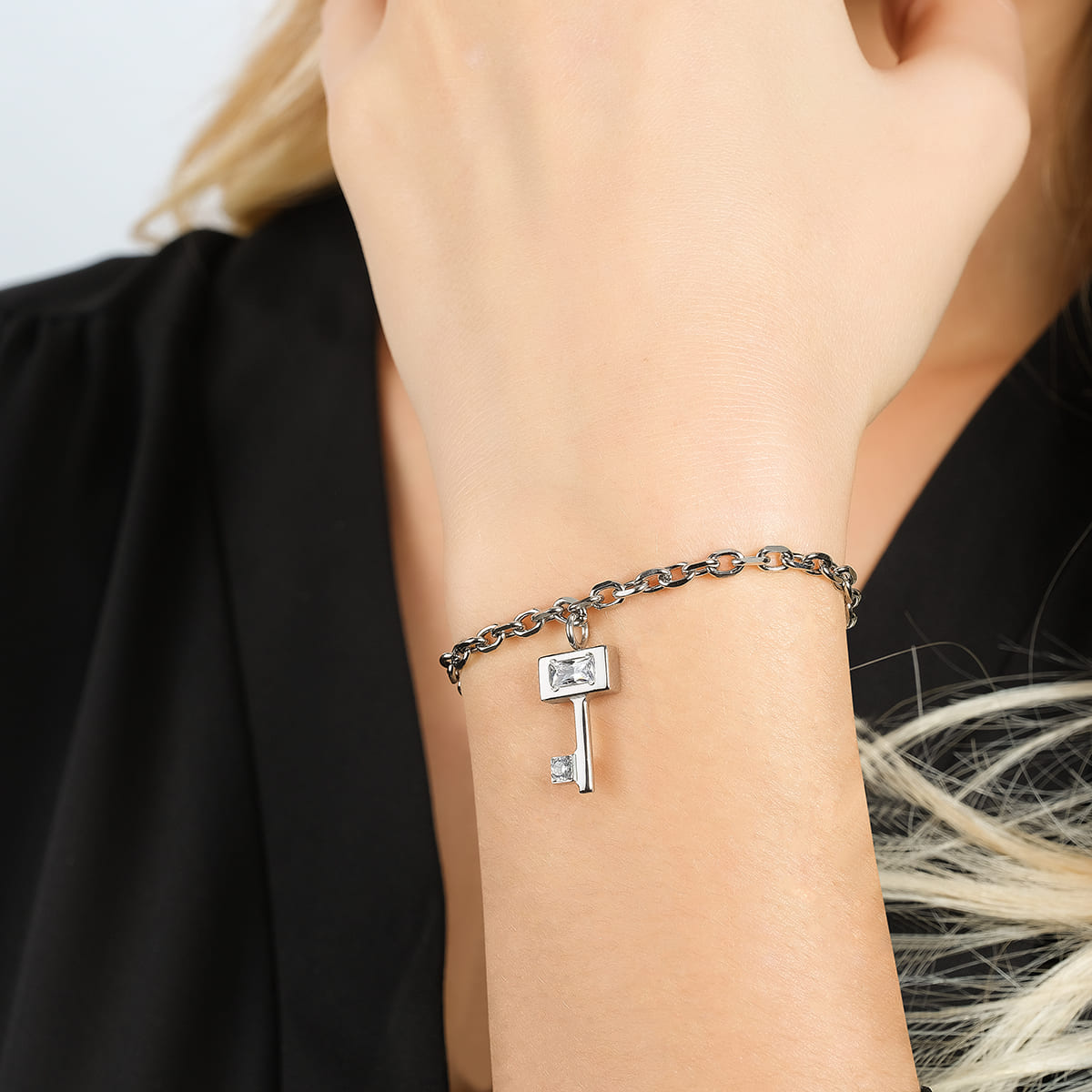 SCHLÜSSELARMBAND FÜR FRAUEN AUS STAHL MIT WEISSEN KRISTALLEN