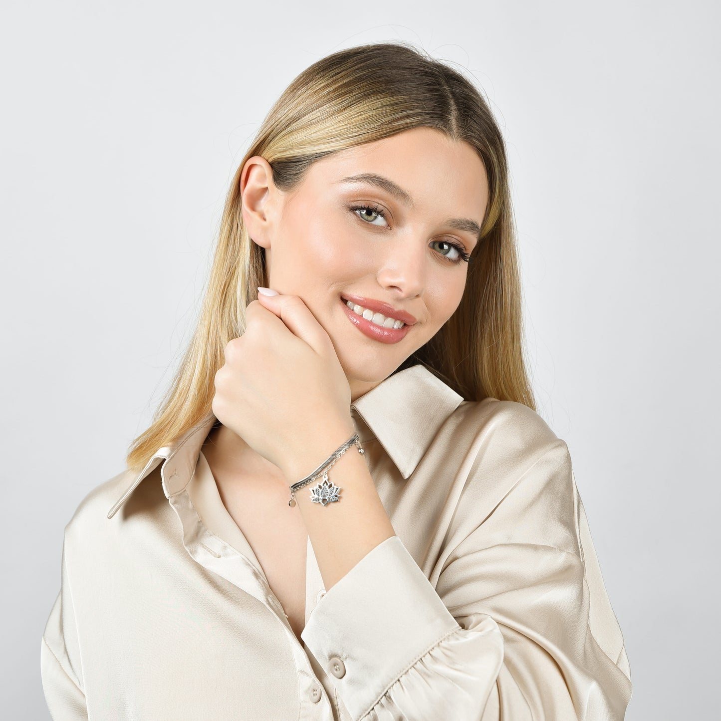 DAMENARMBAND AUS STAHL MIT LOTUSBLUME UND WEISSEN KRISTALLEN