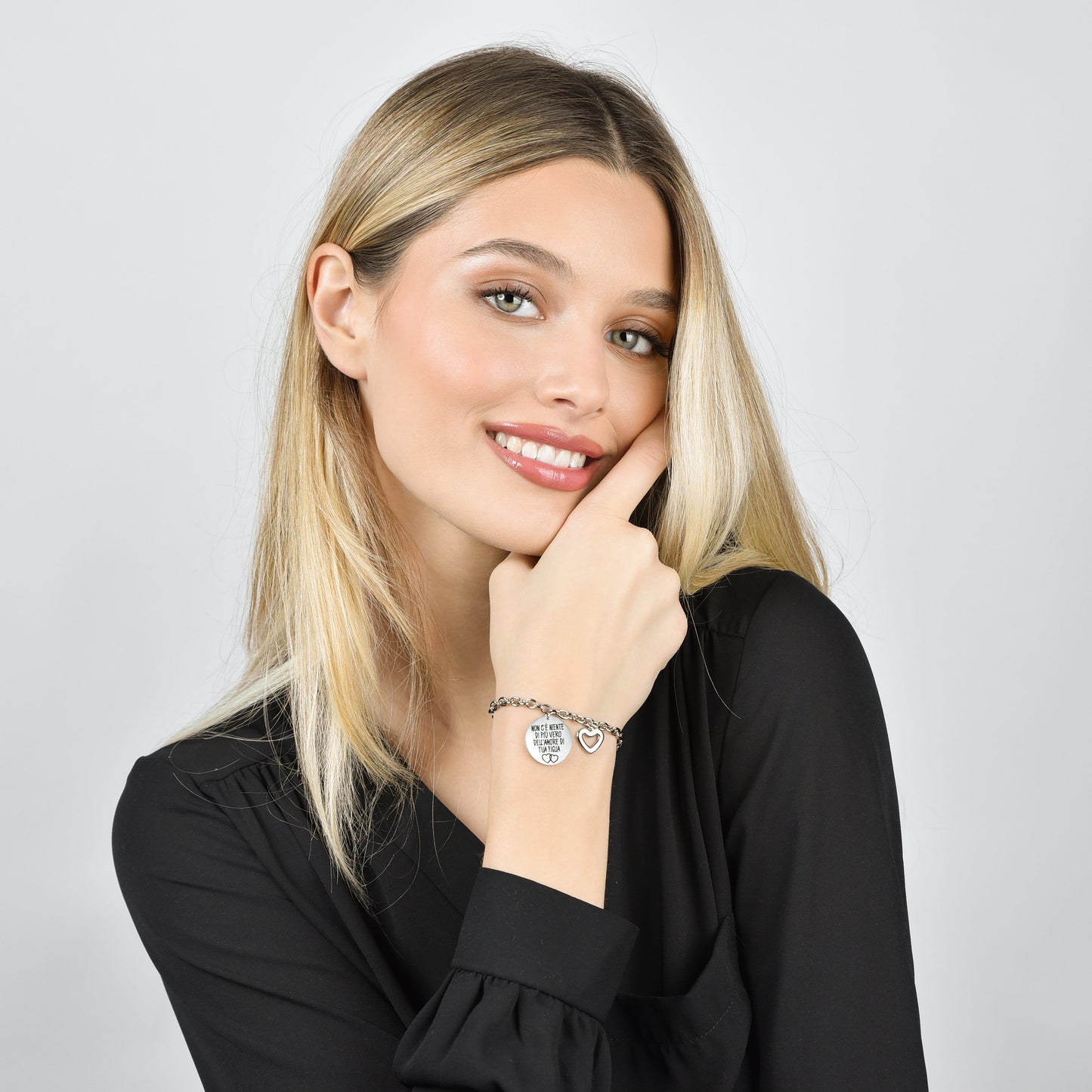 DAS ARMBAND EINER FRAU AUS STAHL ES GIBT NICHTS WAHRERES ALS DIE LIEBE DEINER TOCHTER