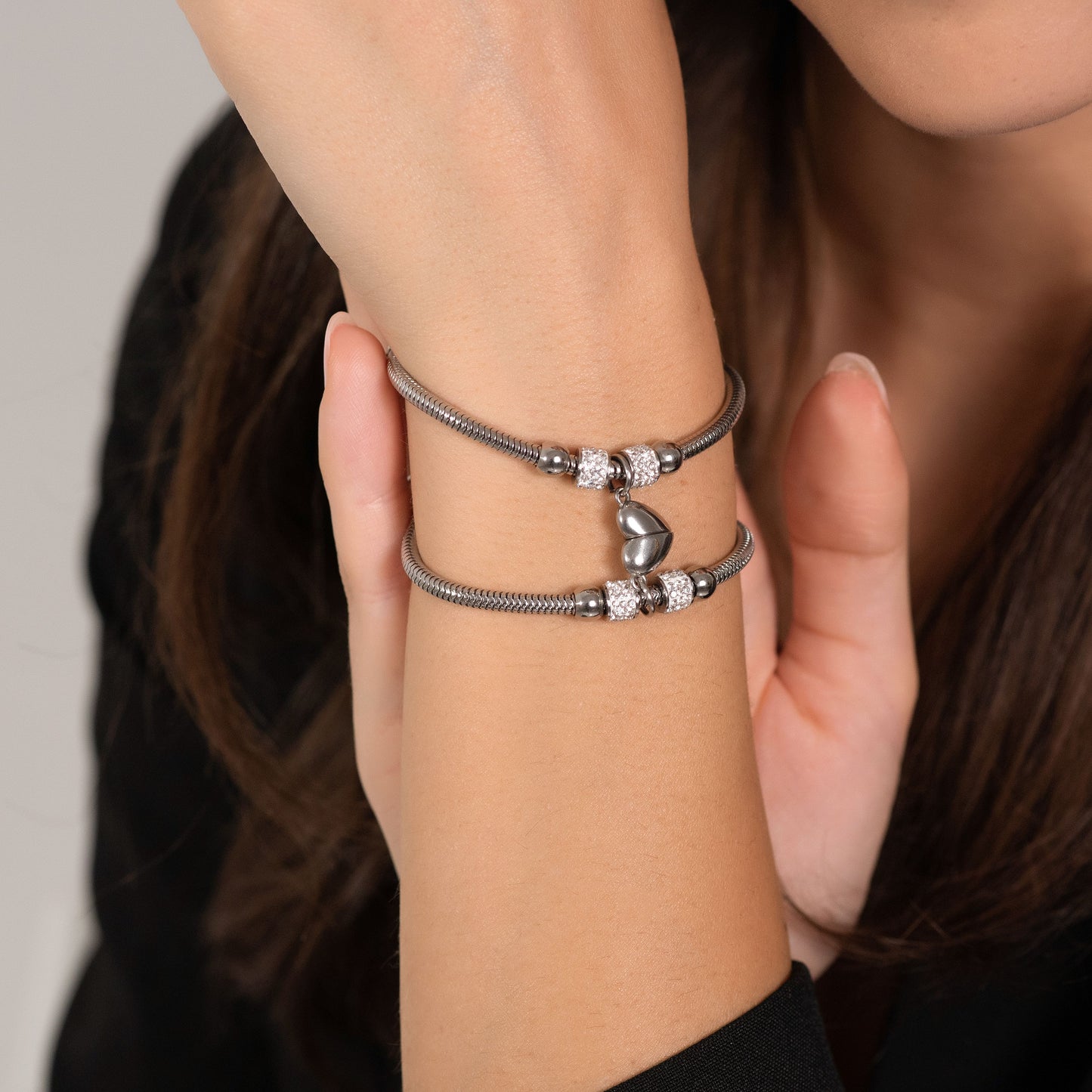 DAMENARMBÄNDER AUS STAHL MIT MAGNETISIERTEM HALBHERZ