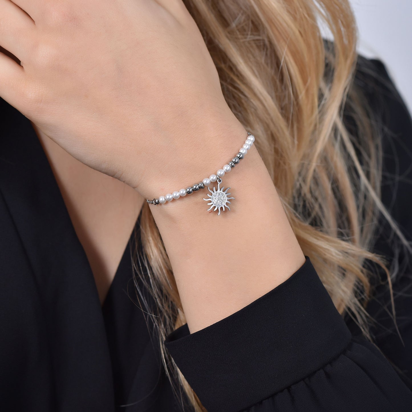 BRACCIALE DONNA IN ACCIAIO CON PERLE SINTETICHE E SOLE