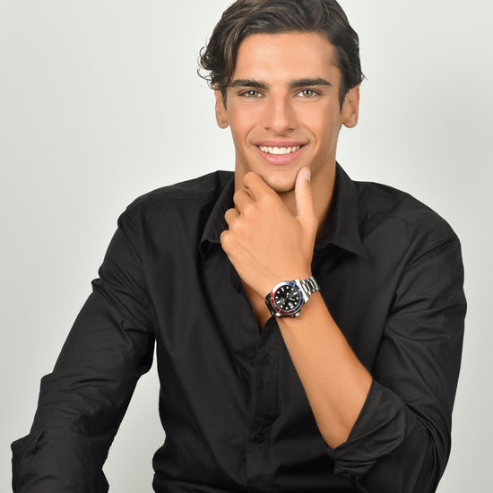 HERRENUHR MIT STAHLGEHÄUSE, BLAUE UND ROTE LÜNETTE