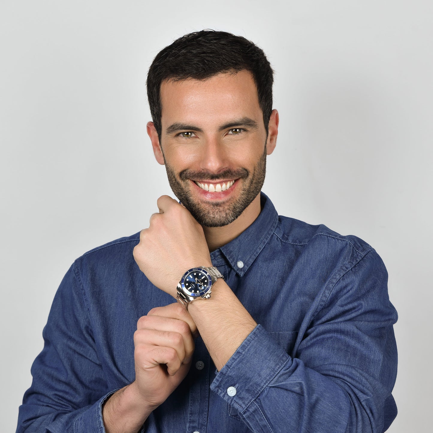 HERRENUHR MIT STAHLGEHÄUSE UND BLAUER LÜNETTE